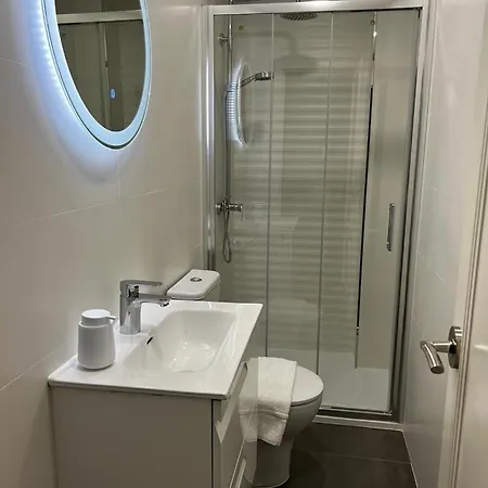 White Con Parking Gratis Apartment